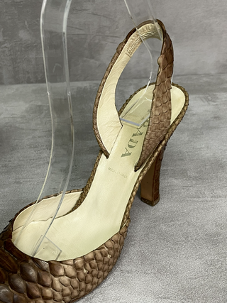 Gradated Beige Close Toe Medium Heel Sandals With Sling Back