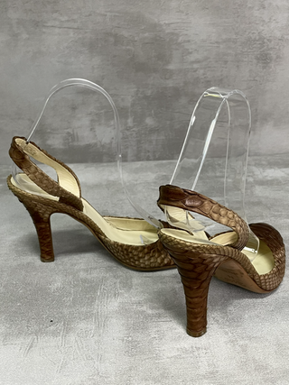 Gradated Beige Close Toe Medium Heel Sandals With Sling Back