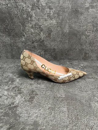 Monogram Pumps With White Bow And Logo Alphabet