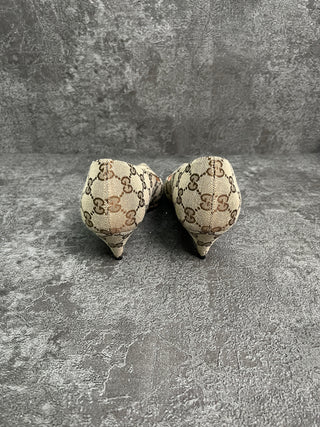 Monogram Pumps With White Bow And Logo Alphabet