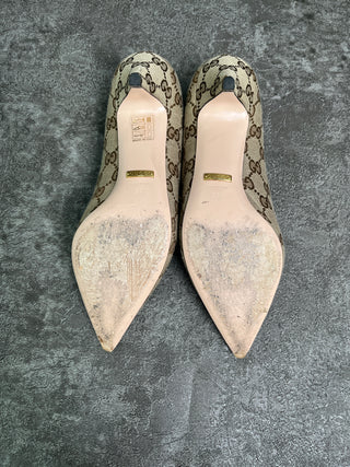 Monogram Pumps With White Bow And Logo Alphabet