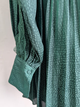 Green V-Neck Long Sleeves Pleated Dress With Lace Details