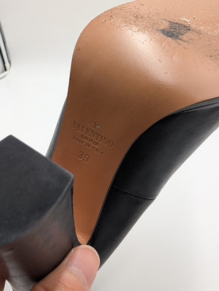 Black Leather Rockstud Accents Leather Pumps